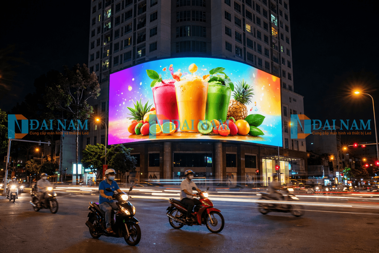 Màn hình LED quảng cáo ngoài trời dạng cong P4 hiển thị hình ảnh sinh động tại ngã tư sầm uất ở TPHCM.