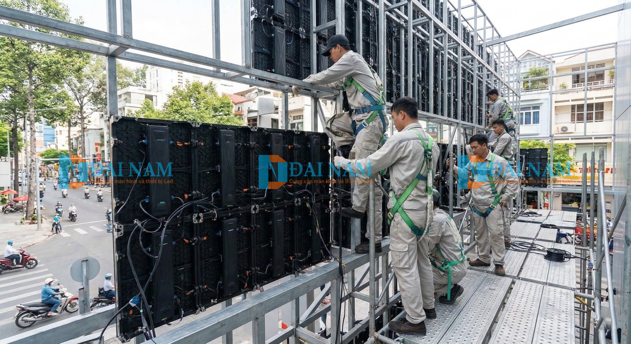 Kỹ thuật viên thi công lắp ráp cabinet biển LED ma trận mặt tiền lên hệ thống khung sắt mạ kẽm chịu lực