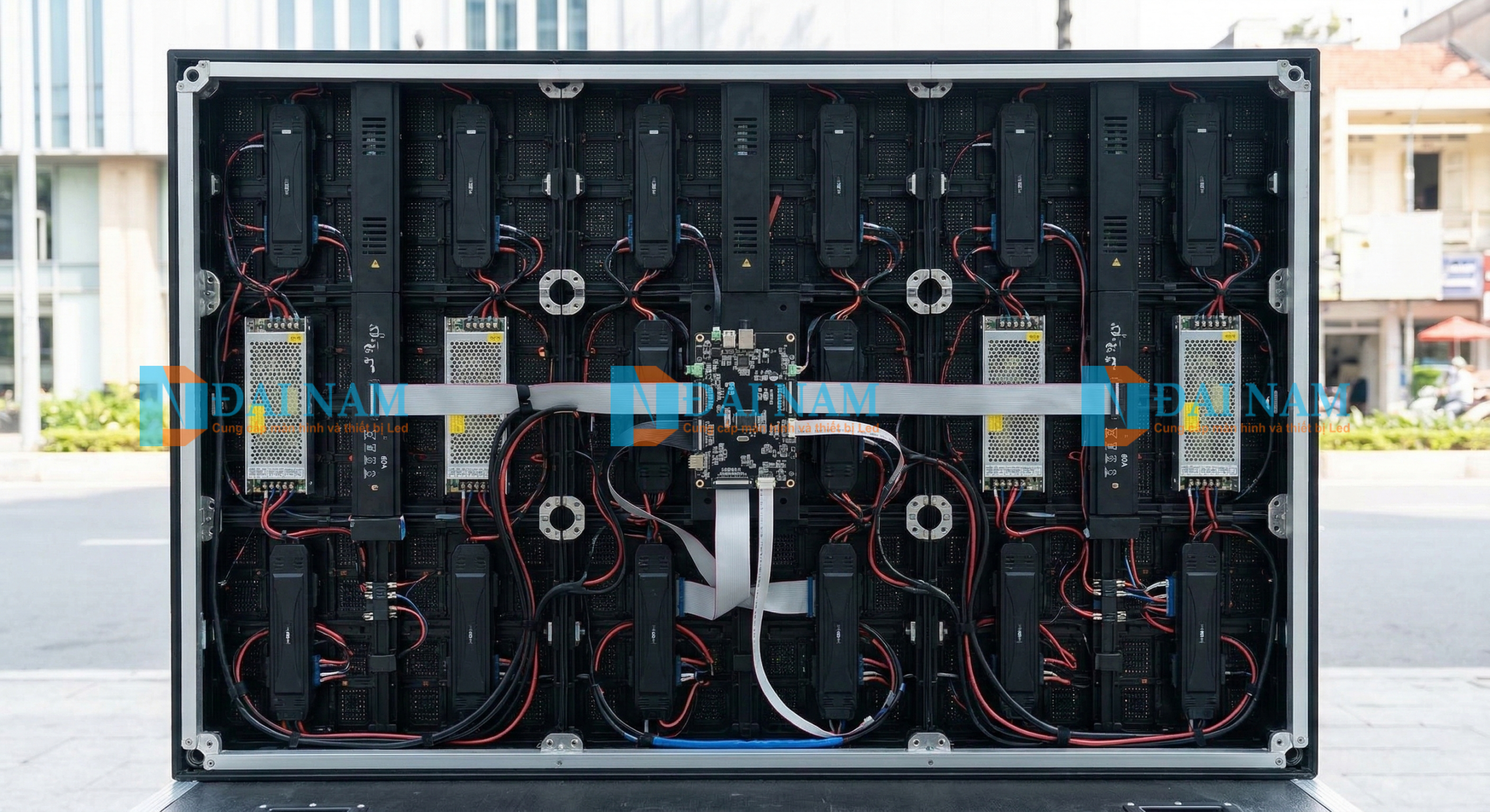 Cấu tạo mặt sau cabinet màn hình LED quảng cáo gồm nguồn tổ ong 5V 60A mạch thu phát và cáp dẹt truyền dữ liệu