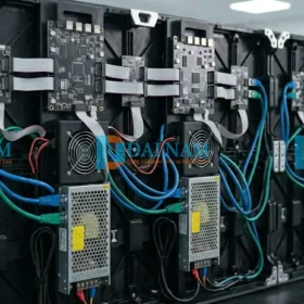 Hệ thống card nhận và nguồn tổ ong phía sau cabinet màn hình led p3.91