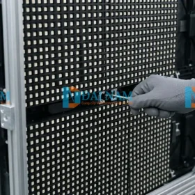Ghép nối các tấm module led p3.91 vào cabinet nhôm đúc 500x500mm
