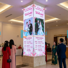 Bảng điện tử LED dạng cột đứng tại khu vực foyer hiển thị sơ đồ chỗ ngồi chào mừng khách