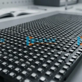 Cận cảnh bề mặt tấm module LED P4 với các bóng vi mạch SMD2121 và khoảng cách điểm ảnh 4mm.