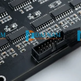 Cận cảnh vi mạch mặt sau của vỉ LED P3, IC điều khiển và cổng HUB75