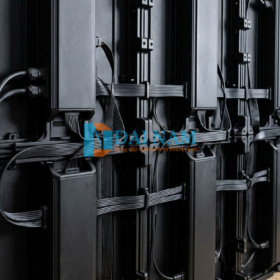 Cận cảnh cấu tạo mặt sau bao gồm cabinet nhôm đúc, dây cáp tín hiệu và card điều khiển của màn hình LED trong nhà.
