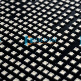Cận cảnh bóng LED SMD P1.25 trên PCB đen.