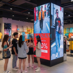 Cột màn hình ghép LED P3 vuông vức trình chiếu video thời trang nam và thông báo khuyến mãi giảm giá 70% thu hút nhóm khách hàng trẻ tuổi tại shop.