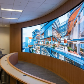 Bảng LED điện tử phòng họp giữ nguyên chất lượng hình ảnh và độ sáng ở góc nhìn nghiêng 160 độ.