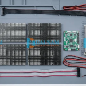 Sắp xếp top-down các linh kiện chính của hệ thống LED P3.076: bốn tấm module, card thu Novastar, bộ nguồn 5V, và cáp tín hiệu trên thảm chống tĩnh điện.