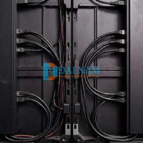 Hệ thống cáp mạng RJ45 và tản nhiệt mặt sau màn hình led