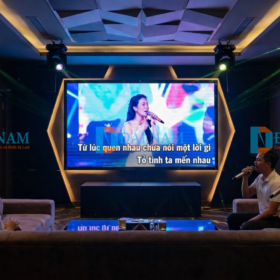 Màn hình Led karaoke P3 độ nét cao lắp đặt trong phòng hát VIP sang trọng, hiển thị hình ảnh sắc nét đồng bộ với hệ thống âm thanh ánh sáng.