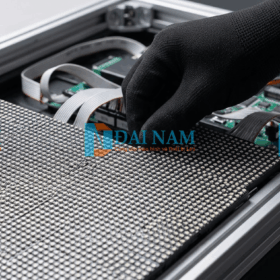 Kỹ thuật viên của Đại Nam Groups đeo găng tay chống tĩnh điện lắp ráp chính xác tấm module LED vào cabinet nhôm đúc.