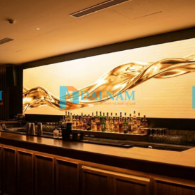 Màn hình led độ phân giải cao trang trí phía sau quầy pha chế của một quán pub hiện đại.