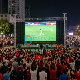 Toàn cảnh hàng ngàn cổ động viên Việt Nam tập trung tại quảng trường fanzone vào ban đêm để xem trực tiếp trận đấu trên màn chiếu LED outdoor khổng lồ với độ sáng cao trên 5000 nits.
