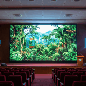 Khung cảnh hội trường rộng lớn trang bị màn hình LED 200 inch P3 trình chiếu hình ảnh thiên nhiên 4K sống động.