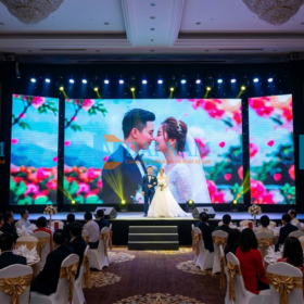 Sân khấu sảnh tiệc cưới sang trọng với màn hình LED indoor P2.5 cỡ lớn hiển thị video pre-wedding