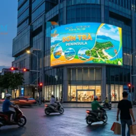 Màn hình led P2.5 outdoor chuẩn IP65 trên tòa nhà thương mại tại Đà Nẵng, hiển thị quảng cáo du lịch sắc nét dưới ánh nắng với độ sáng 6000 nits.