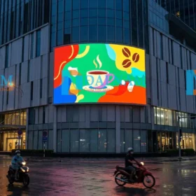Màn hình LED P3 outdoor quảng cáo DOOH trên đường phố TP HCM buổi tối
