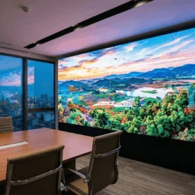 Màn hình LED P3.076 cỡ lớn, liền mạch, hiển thị hình ảnh thiên nhiên sắc nét, phủ toàn bộ bức tường chính trong phòng họp công ty tại Hà Nội.