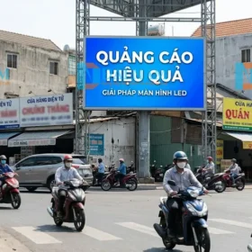Biển điện tử quảng cáo sử dụng màn hình LED P4 ngoài trời chống nước (IP65) hiển thị rõ nét dưới ánh sáng mặt trời tại ngã tư.