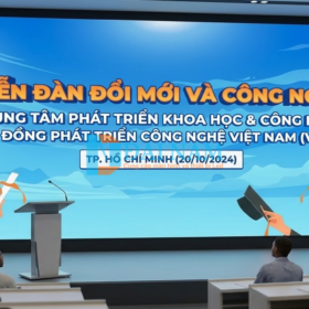 Màn hình LED độ phân giải cao trong phòng học thông minh hiện đại tổ chức hội thảo chuyên đề đổi mới công nghệ tại Việt Nam.