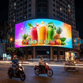 Màn hình LED quảng cáo ngoài trời dạng cong P4 hiển thị hình ảnh sinh động tại ngã tư sầm uất ở TPHCM.