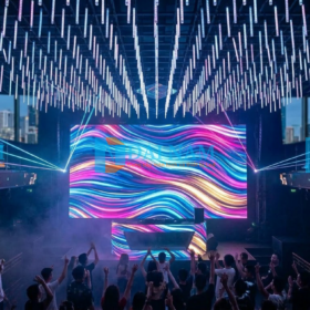 Màn hình LED quán bar và hệ thống LED kinetic trần trong vũ trường hiện đại hiển thị hiệu ứng ánh sáng bùng nổ.