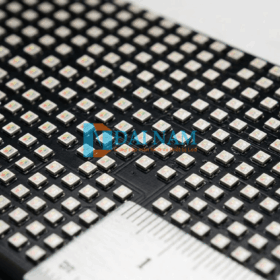 Cận cảnh bề mặt bóng LED SMD1010 trên module màn hình LED P1.53, khoảng cách điểm ảnh cực nhỏ