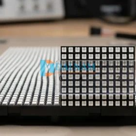 Cận cảnh module màn hình led P2.5 trong nhà với bóng led SMD 2121 và khoảng cách điểm ảnh 2.5mm đo bằng thước kẻ 10mm.