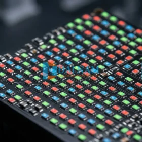 Cận cảnh bề mặt module màn hình LED P2 trong nhà sử dụng công nghệ bóng LED SMD 1515 siêu nhỏ.