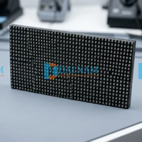 Cận cảnh bề mặt tấm module LED P3.076 trong nhà với bóng LED SMD2121 dày đặc, khoảng cách điểm ảnh 3.076mm sắc nét.