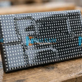 Góc nghiêng tấm module LED P3.076 ngoài trời, lộ rõ lớp keo epoxy bảo vệ chống nước chuẩn IP65 phủ trên bóng LED.