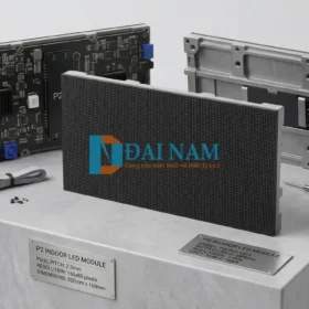 Cận cảnh module màn hình LED P2 trong nhà, hiển thị mặt trước dạng lưới, mặt sau PCB với linh kiện, khung nhôm và phụ kiện như ruy-băng cáp, tua-vít, ốc nhỏ trên bệ đá cẩm thạch.