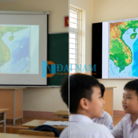 So sánh trực quan màn chiếu truyền thống mờ nhạt (trái) và màn hình LED sắc nét (phải) cùng hiển thị nội dung bài giảng dưới ánh sáng ban ngày.