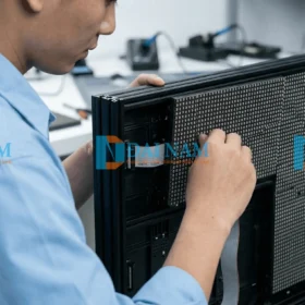 Kỹ thuật viên tại Đại Nam Groups đang cẩn thận đấu nối cáp tín hiệu HUB75 vào mặt sau của module LED P3.076 trong quá trình lắp ráp màn hình.