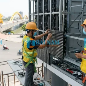 Kỹ sư thi công lắp đặt và ghép mí các tấm module LED P4 lên hệ thống khung cabinet hợp kim nhôm ngoài trời.