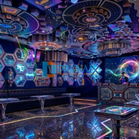 Một góc nhìn rộng từ dưới lên trong một phòng karaoke sang trọng với thiết kế cơ khí steampunk phức tạp. Trần nhà là một hệ thống bánh răng khổng lồ với đèn LED RGB nhiều màu. Tường được ốp màn hình LED hexaconic hiển thị mô hình kỹ thuật số và cửa sổ kính màu trang trí cầu kỳ. Nội thất gồm ghế sofa da đen dài và các bàn thép không gỉ sáng bóng.