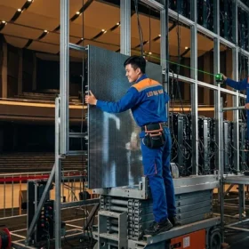 Kỹ thuật viên LED Đại Nam thi công lắp đặt màn hình LED P3 tại công trình