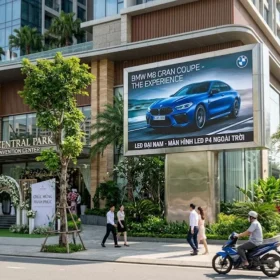 Màn hình LED P4 ngoài trời hiển thị sắc nét dưới ánh nắng trực tiếp tại trung tâm sự kiện.