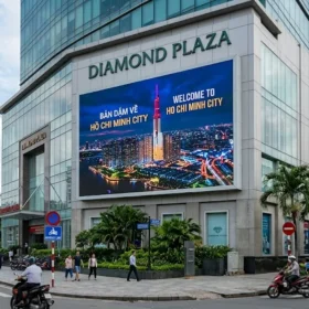 Ứng dụng màn hình led p4 ngoài trời lắp đặt tại mặt tiền trung tâm thương mại