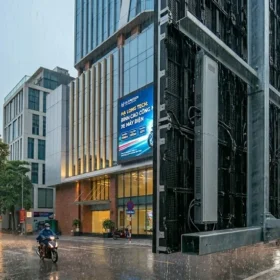 Khả năng chống nước tiêu chuẩn IP65 của màn hình LED P4 ngoài trời dưới mưa bão