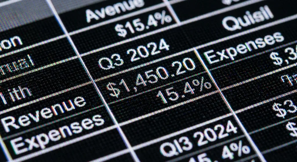 Cận cảnh màn hình led phòng họp hiển thị file Excel sắc nét không bị rỗ