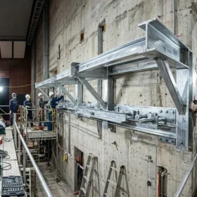 Gia cố khung xương thép chịu lực an toàn trong thi công màn hình LED hội trường