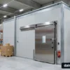 Tổng quan hệ thống kho đông lạnh thực phẩm công nghiệp cao cấp với cửa trượt inox.